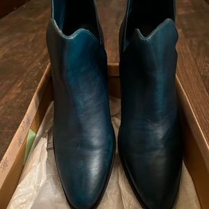 🛝🛝🛝🛝 Free People Navy Leather Boots on the ground